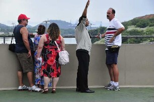 Miraflores-Kanalschleuse mit Besuchergruppe : Am 80 km langen Panama-Kanal vom Atlantik zum Pazifik können Besucher, hier auf der Aussichtsplattform, in der Miraflores-Schleuse die Durchfahrt großer Containerschiffe beobachten. Aufgenommen am 15. September 2011