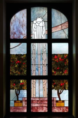 Fenster mit Springbrunnen und Zierbäumchen