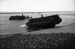 Ichenheim: Rheinübergang; Amphibienfahrzeuge für Pontonteile