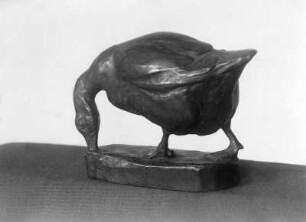 Laufende Gans & Grasende Gans : Grasende Gans. Bronze (vor 1945; E. Richter). Dresden-Südvorstadt, Eisenstuckstraße, Atelier der Künstlerin
