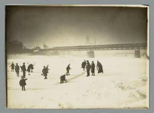 Anstatt Dampferverkehr Fußverkehr auf der Elbe - Meißen im Eis 1929