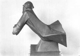 Schwebender Gottvater. Böttgersteinzeug; H. 50,5 cm (1922; E. Barlach). Güstrow: Atelierhaus am Inselsee