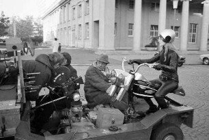 Drehaufnahmen für den britisch-französischen Film "La Motocyclette" in Karlsruhe.