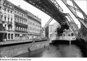 Wuppertal, Trasse der Schwebebahn : Wuppertal-Elberfeld. Trasse der Schwebebahn über der Wupper. Blick von Südwest auf die Station Döppersberg (heute Hauptbahnhof) und die Straße Schloßbleiche