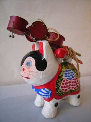 Katze mit Schellenbaum