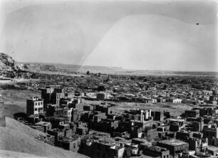 Kairo : Die Stadt Kairo. Im Hintergrund eine Hochfläche und Wüste.