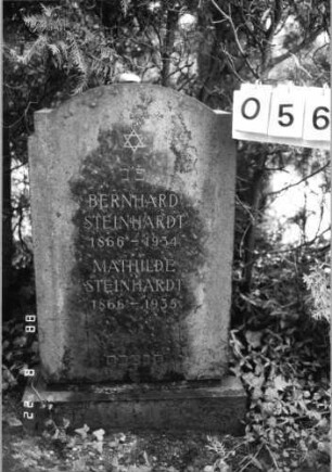 Grabstein 56 (Index: 100080168) Material: Granit Zustand: gut Maße HxBxT: 94x50x18 cm Beschreibung: Stele, Sockel, getreppt eingezogener Segmentbogenabschluß Symbolik: Davidstern Besonderheit: Doppelgrab: Grabstein 56