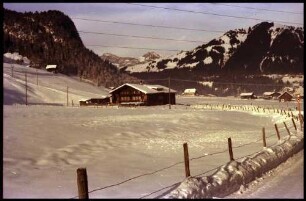 Saanen: winterlicher Fußweg zwischen Gstaad und Saanen