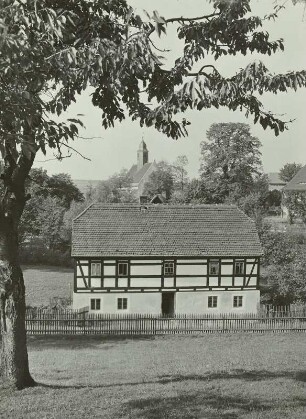 Kleinröhrsdorf. Blick auf Fachwerkhaus und Kirche