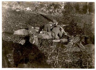 Nr. 827: Maschinengewehre in Tätigkeit