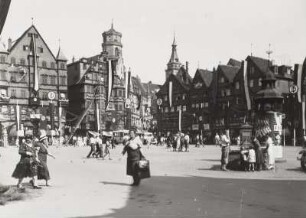 Stuttgart, Marktplatz, Nordecke mit Turm der Stiftskirche Heilig Kreuz während des Deutschen Turnfestes geschmückt mit Fahnen und Emblemen