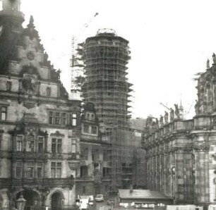 Dresden-Altstadt, Schloßplatz. Eingerüsteter Hausmannsturm (vor Aufsetzen der Laterne) hinter Georgentor und Kathedrale