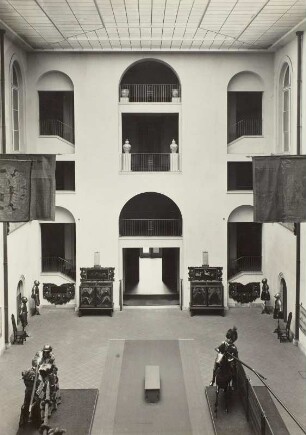Johanneum, Historisches Museum. Turnierausstellung im Lichthof
