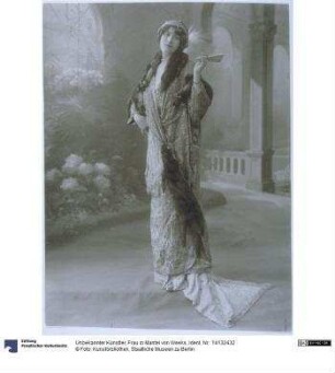 Frau in Mantel von Weeks