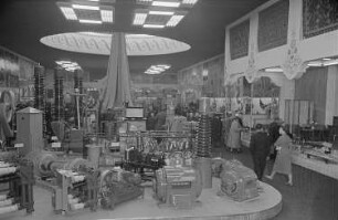 Messebesucher in der rumänischen Ausstellungshalle, Produktpräsentation unter anderem Elektromotoren