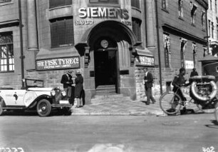 Siemensgebäude in Johannesburg : Expeditionsfahrzeug vor dem Siemensgebäude