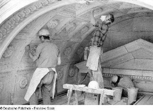 Opernhaus. Steinmetzen des VEB Elbenaturstein Dresden bei der Montage der kassettierten Decke in der Haupteingangshalle