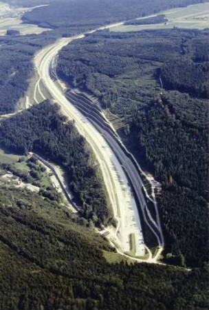 Albabstieg bei Westhausen Raumgitterwände, Trassierung mit Blick in Richtung Ulm. Im Vordergrund Südportal des Agnesburgtunnels.