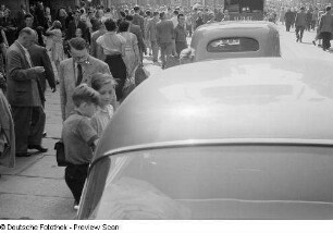 Passanten und Besucher der Leipziger Messe 1954 auf der Petersstraße