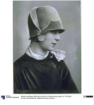 Ruth Albu mit Hut von Johanna König
