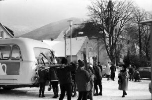 Horben: Skifahrer an der Bus-Endhaltestelle