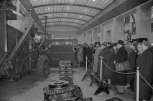 Messebesucher beim Betrachten von Baumaschinen in der Ausstellungshalle der Sowjetunion
