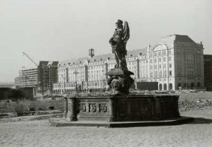 Warenhaus : Blick vom Türkenbrunnen gegen W-Seite des Altmarktes mit Warenhaus