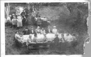 Hamburg. Kaffeetrinken im Garten des GEDOK
