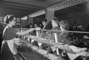 Selbstbedienungsrestaurant, in dem mit einem Ticketsystem abgerechnet wird