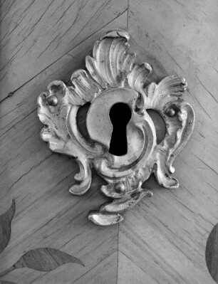 Schlüssellochschild in Rocailleform