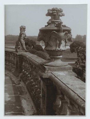 Schloss Moritzburg, Moritzburg Terrasse, Balustrade mit Puttenfiguren und Vasen: Ansicht
