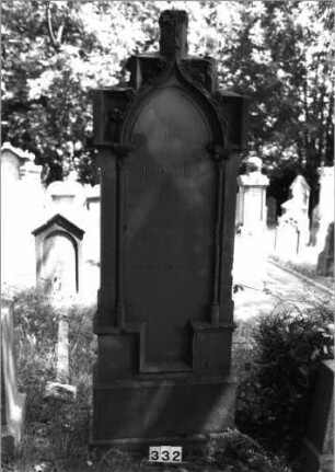 Grabstein 332 (Index: 100085187) Maße HxBxT: 224x75x30 cm Beschreibung: ädikulaart. St. m. Säulen, getreppt. Sockel/Abschl. m. Mittelakroter. Schrift eingetieft: Grabstein 332