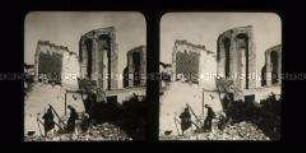 Personengruppe in einer Ruine, Messina