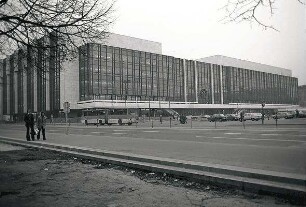 Berlin: Ost; Kulturpalast am ehemaligen Schlossplatz; Vordergrund kahler Platz