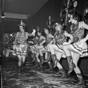 Karneval: Hotel Oldesloer Hof, Saal: Prunksitzung: Veranstalter Oldesloer Männerchor von 1844, Oldesloer Singakademie von 1946: Bühne: Auftritt von Tanzmariechen und Mädchengarde: hinten links Podium, Elferrat, 4. Februar 1967