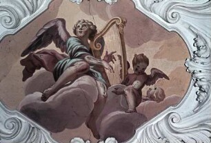 Innendekoration der Schlosskapelle — Deckendekoration der Schlosskapelle — Musizierende Engel oberhalb der Nordempore — Engel mit Harfe und Putti