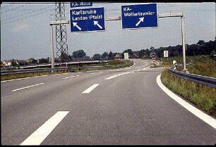 Ausfahrt Ost: Teilung in Überführung Ost (Basel Richtung Landau) und Tangente Südost (Basel Richtung Wolfartsweier)