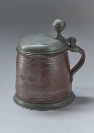 Konischer Walzenkrug mit Zinndeckel