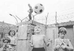 Kinder an der Berliner Mauer