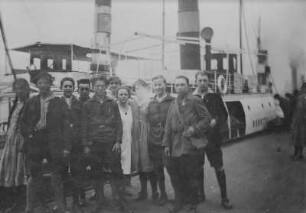 Delegierte des Kommunistischen Jugendverbandes Deutschlands (KVJD) aus Aue und Schwarzenberg zum Reichsjugendtag in Hamburg, Ostern 1927 : Delegierte des Kommunistischen Jugendverbandes Deutschlands (KVJD) zum Reichsjugendtag in Hamburg
