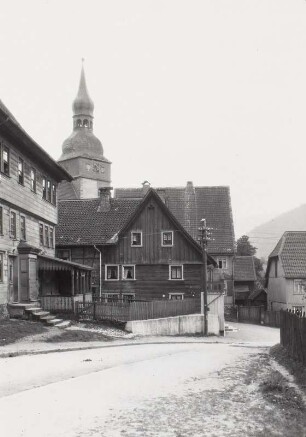 Lautenthal im Harz, Markt, Blick nach Südwesten zum Turm der Paul-Gerhard-Kirche