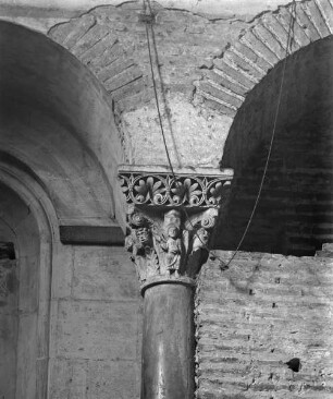 Kapitell mit einer Heiligen Figur