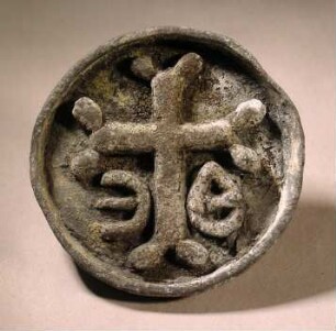 Byzantinischer Brotstempel mit Kreuz und zwei griechischen Buchstaben: ΘΕ
