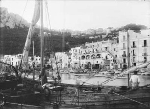 Capri. Hafen Marina Grande. Blick zur Stadt