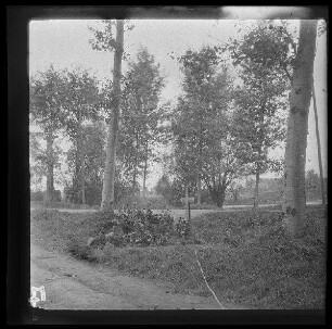 "Grab des Gefreiten Huber (1. bayerische Pionierkompanie) bei Mesnil-Bruntel (Dep. Somme, Frankreich), gefallen im September 1914"