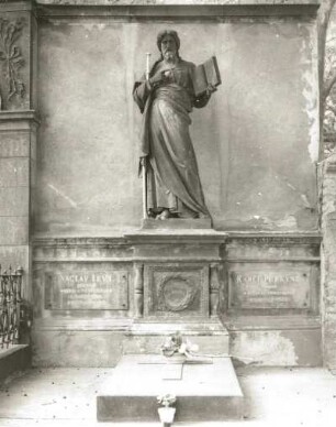 Grabmal für den Bildhauer Václav Levý und den Maler Karel Purkyne : Grabmal für den Bildhauer Václav Levý und den Maler Karel Purkyne. Sandstein (ab 1868; V. Levý). Statue des Heiligen Jakobus. Prag-Vyšehrad, Friedhof Vyšehrad