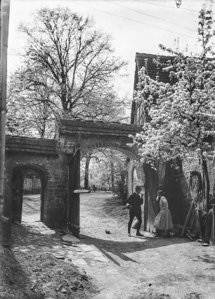 Doppeltoranlage eines Bauernhofes (vielleicht bei Bad Kösen). Ansicht mit jungem Paar