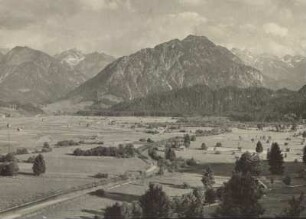 Allgäu. Blick vom Jägersberg in den Obersdorfer Talkessel. Im Hintergrund Gebirgskette der Alpen