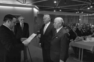 Verleihung der goldenen Ehrennadel der Kraftfahrzeuginnung Karlsruhe an die Gründungsmitglieder Hans Wachter, Hans Vollmer und Walter Hertenstein