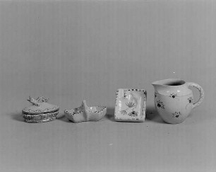 Dose mit Fisch als Deckelgriff, Salz- und Pfeffergefäß, Aschenbecher und Topf : Vier Gefäße. Keramik, glasiert, Aufglasurmalerei (1. H. 20. Jh.; wohl K. Feuerriegel). Museum im Schloß Frohburg